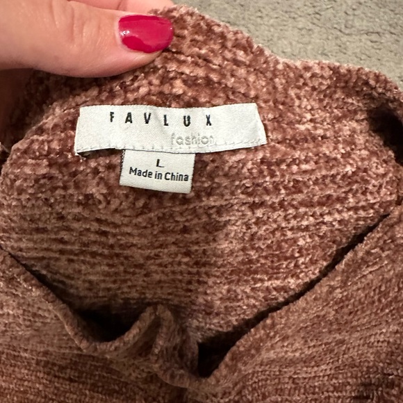 Boutique Sweater with the cutest silhouette - Picture 2 of 5